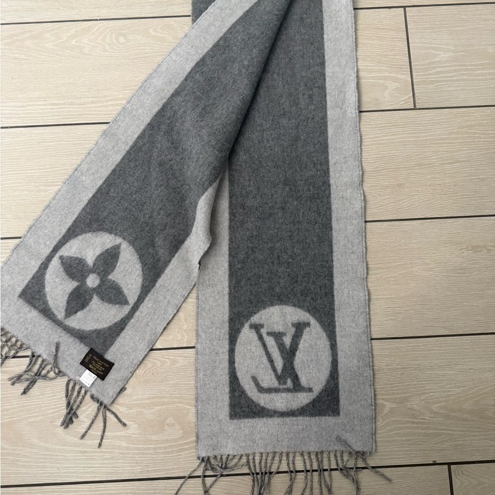 Used excellent condition LV Elegant Gray Wool Scarf - Picture 6 of 7